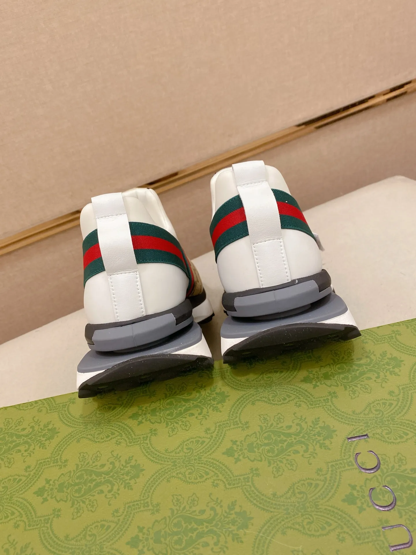 Factory price: 462💰 (GUCCI) The latest 🎁🎁casual and fashionable men's shoes👟 from the official website, hot style 💥 style is simple and elegant, exclusive for trendy men. Unique latest brand elements from the official website 👑original decoration, fashionable and generous, original fabric ✅breathable stretch cloth lining, official website designated wear-resistant casual outsole, classic model taken at the counter in kind🎬38-44 (45 is not returnable and non-refundable)